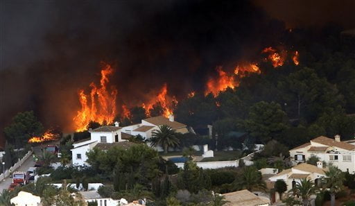 A wildfire burns nearby Benitachel village, eastern Spain, Monday, Sept. 5, 2016. Spanish firefighters are still working to bring under control a forest blaze near Valencia that forced the evacuation of around 1,000 people. Authorities said more than 200 firefighters with 65 vehicles were deployed Monday to the wildfire some 350 kilometers (220 miles) southeast of Madrid. (AP Photo/Alberto Saiz)